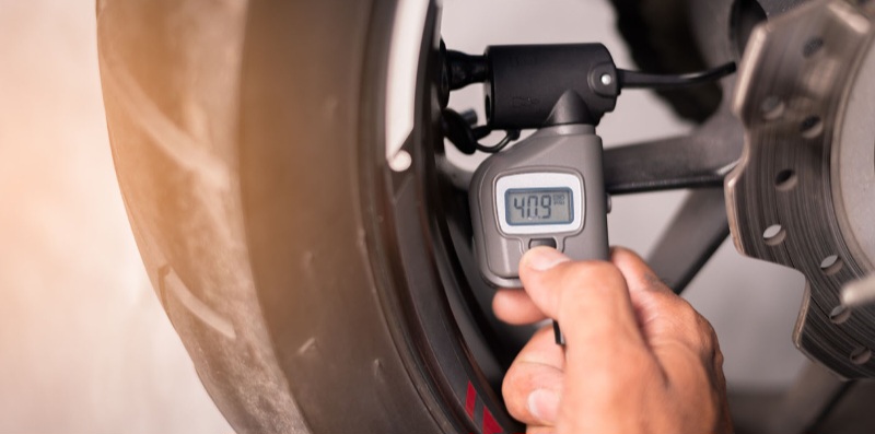 أهمية ضغط الإطارات المثالي للدراجات النارية وأثره على السلامة والاستهلاك